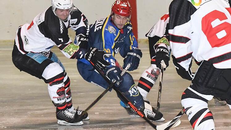 Viktor Ledin (links) und der EC Bad Kissingen haben ein straffes Programm vor sich: Am Freitag geht es zum Schlusslicht nach Selb, am Sonntag kommt der EHC Straubing in die Kurstadt.  Foto: Hopf