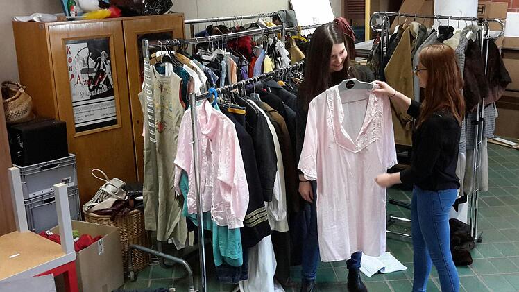 Die Laiendarsteller verfügen mittlerweile über einen großen Fundus an Kostümen für die einzelnen Stücke. Das passende Outfit suchen gerade Anna Julius (rechts) und Anna Mathes aus. Foto: Rolf Pralle