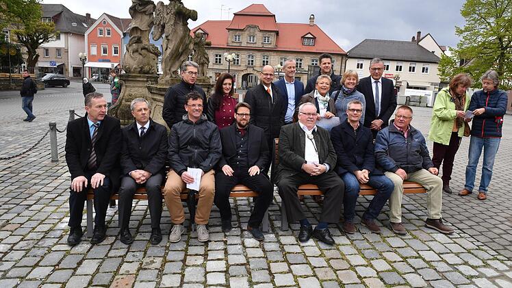 Sponsoren, städtische Mitarbeiter und Stadträte trafen sich am Mittwoch, um das neue Sitzgefühl am Paradeplatz zu testen. Foto: Ronald Rinklef