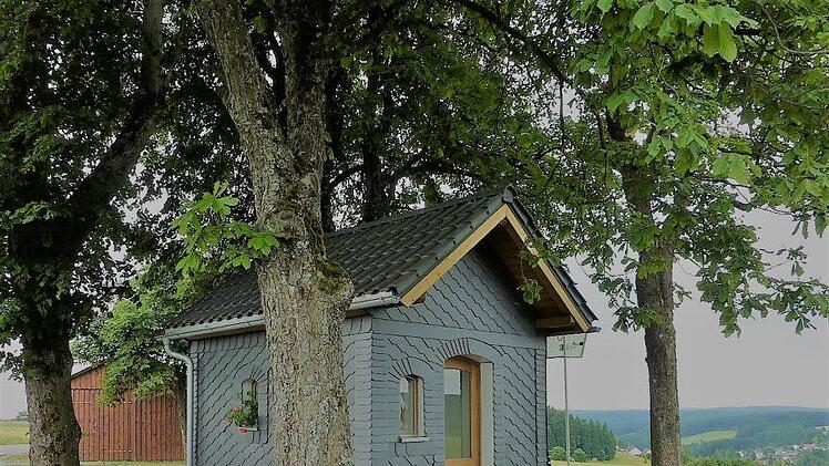 Große Verdienste hat sich der Obst- und Gartenbauverein Windheim um den Erhalt der Wegkapelle an der Heeresstraße erworben.  Foto: Gerd Fleischmann