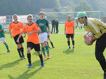 Eine sichere Beute für Oberbachs Torwart Matthias Fischer ist dieser Schuss von Aura. Bei anderen Schüssen von Patrick Falkenstein  (vorne,  in orange) hatte der Keeper keine Chance.ssp