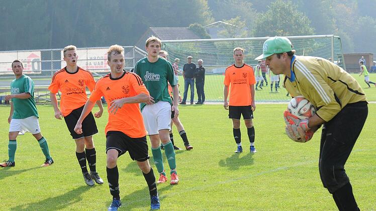 Eine sichere Beute für Oberbachs Torwart Matthias Fischer ist dieser Schuss von Aura. Bei anderen Schüssen von Patrick Falkenstein  (vorne,  in orange) hatte der Keeper keine Chance.ssp