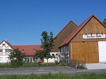 Seit 20 Jahren ist die Zecherhalle ein Vorzeigeobjekt im Landkreis Kronach und wurde vom Volkstrachtenverein Zechgemeinschaft Neukenroth erbaut und vom ersten Tag an vom Verein auch bewirtschaftet und erhalten.K.- H. Hofmann