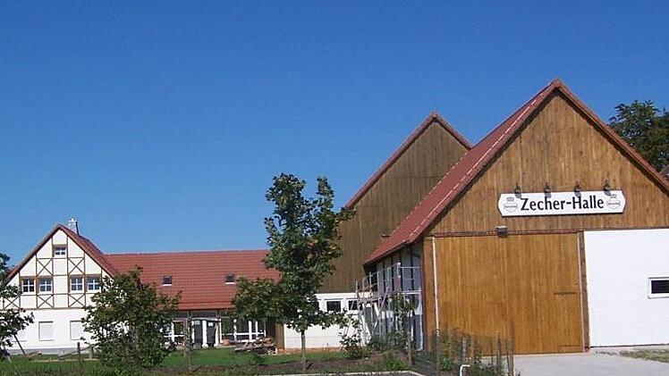 Seit 20 Jahren ist die Zecherhalle ein Vorzeigeobjekt im Landkreis Kronach und wurde vom Volkstrachtenverein Zechgemeinschaft Neukenroth erbaut und vom ersten Tag an vom Verein auch bewirtschaftet und erhalten.K.- H. Hofmann