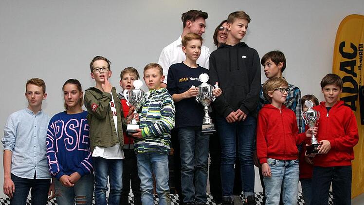 Mannschaftssieger: Die Mannschaften MSC Knetzgau 2 (links), MSC Knetzgau 1 (Mitte) und MC Bad Neustadt 1 sicherten sich die Plätze eins bis drei in der Teamwertung. Das Bild zeigt die jeweiligen Akteure.Foto: Karlheinz Franz