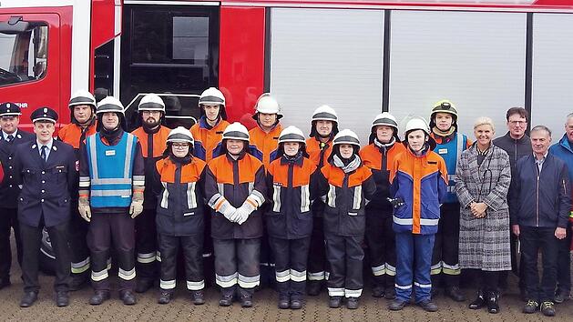 Die beiden L&ouml;schgruppen mit Vertretern der Kreisbrandinspektion Kronach sowie (ab Sechste von rechts) B&uuml;rgermeisterin Susanne Grebner, Gemeinderat Udo Prell, Zweiter B&uuml;rgermeister Gerhard Eidelloth sowie Gemeinderat Martin Wachter  Foto: Heike Sch&uuml;lein