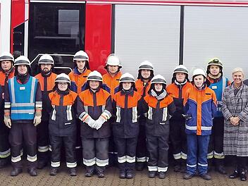 Die beiden L&ouml;schgruppen mit Vertretern der Kreisbrandinspektion Kronach sowie (ab Sechste von rechts) B&uuml;rgermeisterin Susanne Grebner, Gemeinderat Udo Prell, Zweiter B&uuml;rgermeister Gerhard Eidelloth sowie Gemeinderat Martin Wachter  Foto: Heike Sch&uuml;lein
