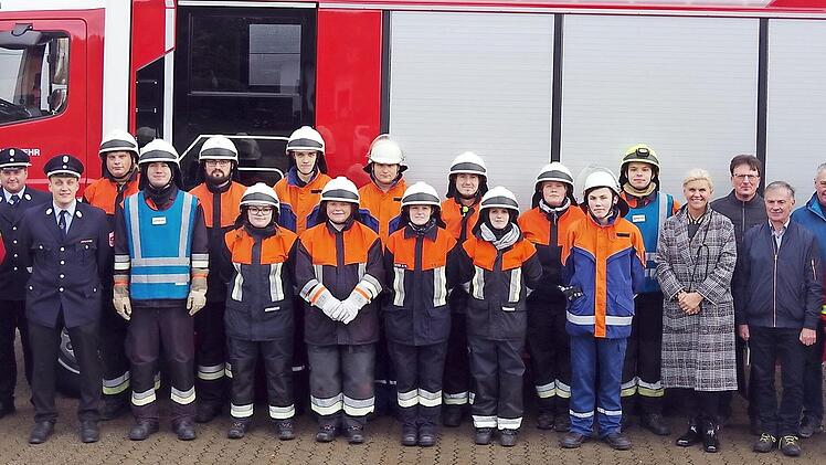 Die beiden L&ouml;schgruppen mit Vertretern der Kreisbrandinspektion Kronach sowie (ab Sechste von rechts) B&uuml;rgermeisterin Susanne Grebner, Gemeinderat Udo Prell, Zweiter B&uuml;rgermeister Gerhard Eidelloth sowie Gemeinderat Martin Wachter  Foto: Heike Sch&uuml;lein