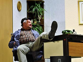 Norbert Halbig unschlagbar als Amtsdiener Sepp, als schlitzohriges Original.  Werner Vogel