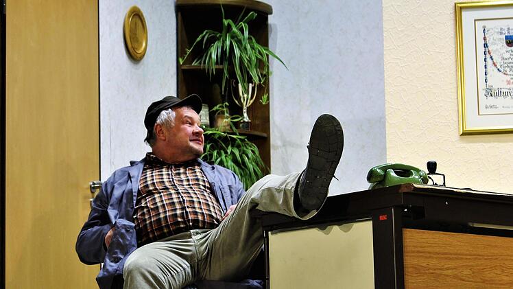Norbert Halbig unschlagbar als Amtsdiener Sepp, als schlitzohriges Original.  Werner Vogel
