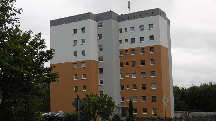 Das Altenkunstadter Wohnhochhaus mit den noch nicht abgebauten Mobilfunksendeanlagen Foto: privat