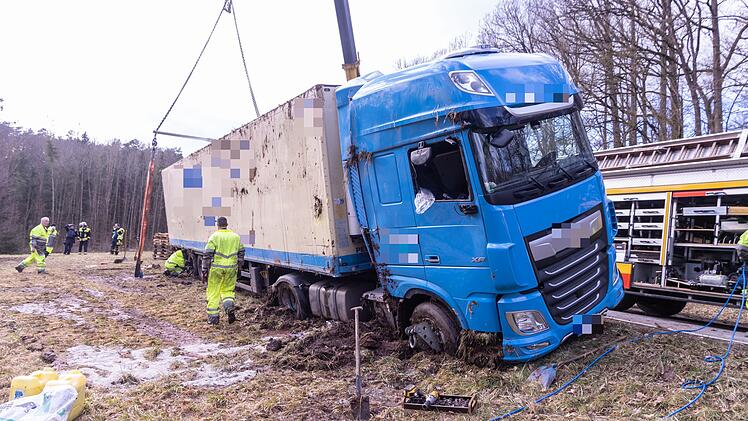 Fleischtransporter kommt bei Mürsbach von Straße ab
