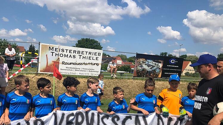 Nürnberg: Nach Tod von Fußballer Tim (8) - Familie und Verein kommen bei emotionalem Spiel zusammen