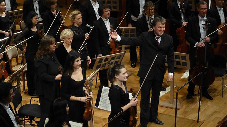 Daniel Klajner und die Bochumer Symphoniker eröffneten den 14. Kissinger Winterzauber.  Foto: Ahnert