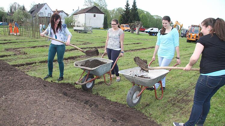 Die achte Jahrgangsstufe der Herzog-Otto-Mittelschule hatte das Klassenzimmer mit den Mainauen bei Unterwallenstadt getauscht.