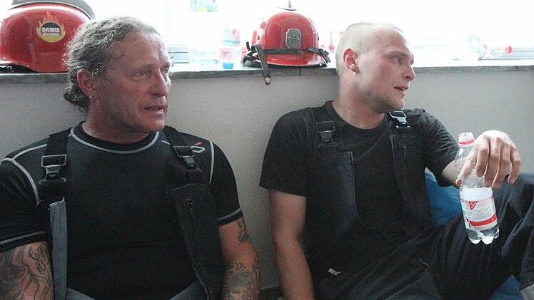 Erschöpft nach den Strapazen: Thomas und Daniel Fritz (rechts).