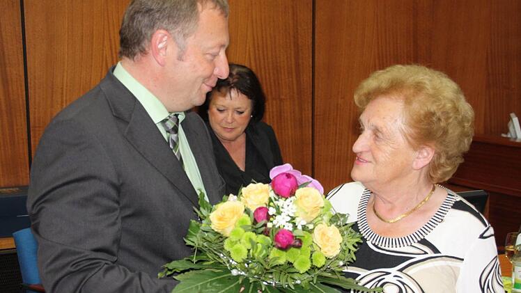 Blumen, Medaille und Urkunde gingen an Susanna Scherf.