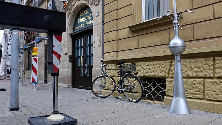 Die Dachbekrönung wartet darauf, an ihren Platz gesetzt zu werden.