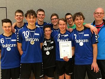Fahren zur Deutschen Meisterschaft: Hammelburgs U-20-Volleyballer um (von links) Tobias Hennig, Oscar Benner, Moritz Karlitzek, Felix Tolle, Philipp Schäder, Bastian Streitel, Felix Schultheiß, Leonhard Hepp, Moritz Giehl und Betreuer Matthias Benner. Foto: privat