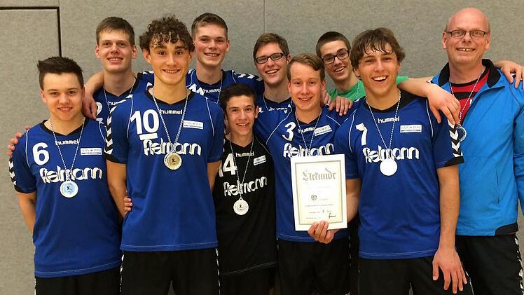 Fahren zur Deutschen Meisterschaft: Hammelburgs U-20-Volleyballer um (von links) Tobias Hennig, Oscar Benner, Moritz Karlitzek, Felix Tolle, Philipp Schäder, Bastian Streitel, Felix Schultheiß, Leonhard Hepp, Moritz Giehl und Betreuer Matthias Benner. Foto: privat