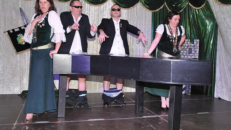 Die "Hala Brothers" beim Klavierspiel ganz ohne Hände Foto: fra-press
