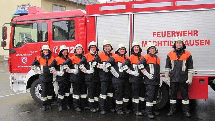 Die neu gegründete Frauenfeuerwehr Machtilshausen besteht aus (von links) Gruppenführerin Julia Wolf, Elisabeth Simon, Gertrud Kramer, Jutta Schlereth, Katja Schmelz, Sibylle Kramer, Astrid Zier, Anita Schmitt und Ann Kathrin Nöth (verhindert). Kommandant Gerry Ackerl (rechts) wies die Damen ein.  Fotos: Winfried Ehling