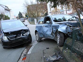 Frontal prallte der VW Touran (links) auf den Kleinwagen eines 18-Jährigen, der aus der Unteren Gartenstraße in die vorfahrtsberechtigte Bahnhofstraße hatte einfahren wollen. Foto: Matthias Einwag