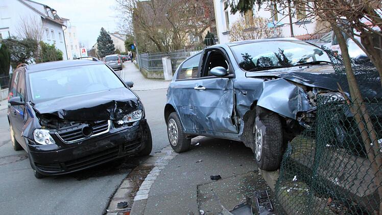 Frontal prallte der VW Touran (links) auf den Kleinwagen eines 18-Jährigen, der aus der Unteren Gartenstraße in die vorfahrtsberechtigte Bahnhofstraße hatte einfahren wollen. Foto: Matthias Einwag