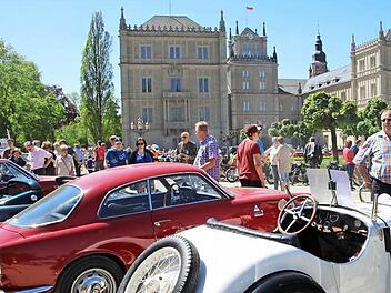 In einer traumhaften Kulisse präsentierten Oldtimerfreunde am Sonntag ihre glänzenden Raritäten. Fotos: Christiane Lehmann