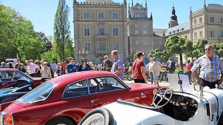In einer traumhaften Kulisse präsentierten Oldtimerfreunde am Sonntag ihre glänzenden Raritäten. Fotos: Christiane Lehmann