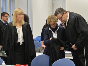 Zu sehen sind vier von insgesamt sieben Anwälten, die die Zeuginnen vor Gericht vertreten. Archivfoto: Ronald Rinklef