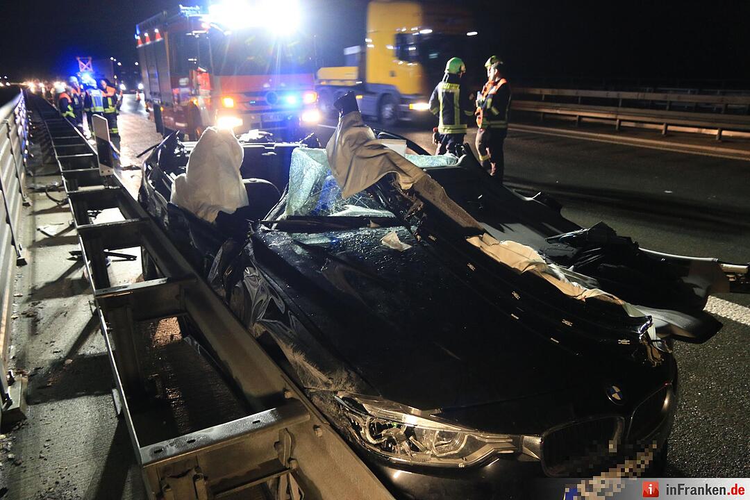 Fahranfänger schleudert mit BMW in Lastwagen - Vater bei Crash eingeklemmt und schwerst verletzt