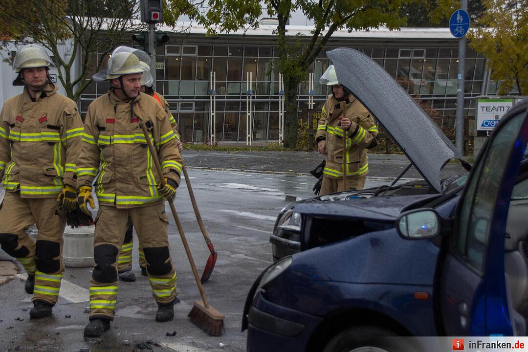 Kollision nach mutmaßlichem Rotlichtverstoß – Eine Person schwer verletzt