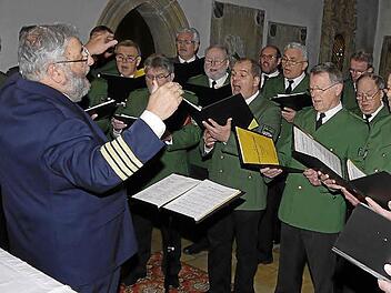 Der Polizeisängerchor aus Bamberg unter der Leitung von Franz Ulmann (links). Foto: Archiv/Klemens Albert