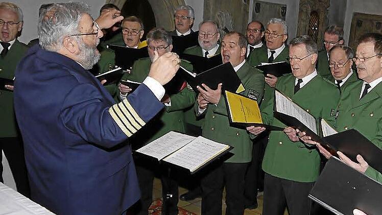 Der Polizeisängerchor aus Bamberg unter der Leitung von Franz Ulmann (links). Foto: Archiv/Klemens Albert