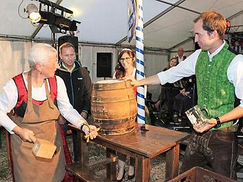 Jonathan Wunderlich assistierte Bürgermeisterin Rose Stark beim Bieranstich.  Foto: Carmen Schwind