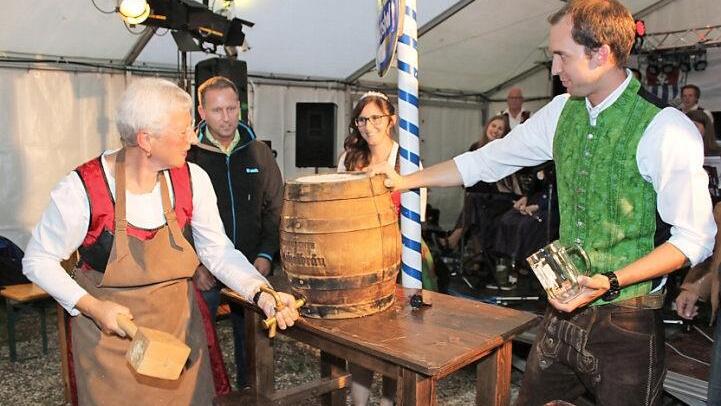 Jonathan Wunderlich assistierte Bürgermeisterin Rose Stark beim Bieranstich.  Foto: Carmen Schwind