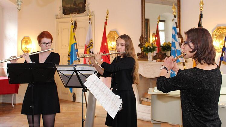 Milena Lenger, Verena Hirschlein und Ulrike Hünefeld (Flötenlehrerin) von der Kronacher Musikfachschule umrahmten den Festakt musikalisch. Nicht im Bild Florian Jungkunz. Foto: Lisa Kieslinger