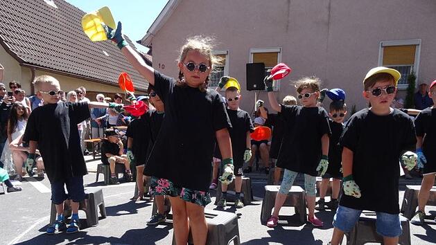 Die Geschichte von der Kleinen Hexe pr&auml;sentierten die Kinder des Kindergartens Untererthal auf ihrem Sommerfest.Waltraut Blum