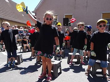 Die Geschichte von der Kleinen Hexe präsentierten die Kinder des Kindergartens Untererthal auf ihrem Sommerfest.Waltraut Blum