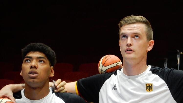 Der überragende Scorer für Deutschland war Kostja Mushidi (links), während Moritz Sanders (Nürnberg) nicht ins Spiel fand. Foto: Udo Schilling
