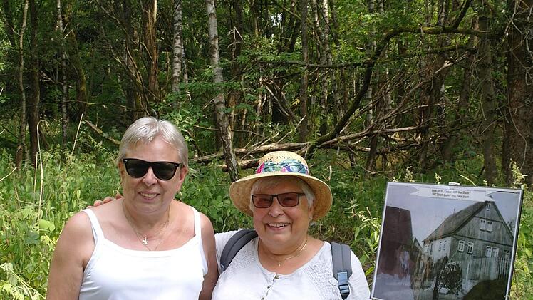 Wo die Schwestern Cornelia Sturm und Anneliese Bolte einst ihre Kindheit verbrachten, wachsen heute nur Gestrüpp und Brennnesseln. Vor ihrem geistigen Auge sehen sie noch Apfel- und Kirchbäume, den Stall und die Haselnusssträucher von einst. Foto: Stephanie Elm