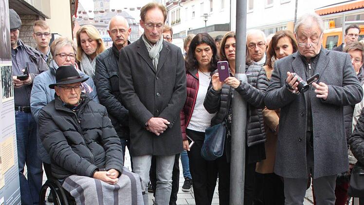 Bürgermeister Andreas Hügerich legte in der Inneren Bamberger Straße an den ersten gesetzten Erinnerungssteinen Rosen nieder.