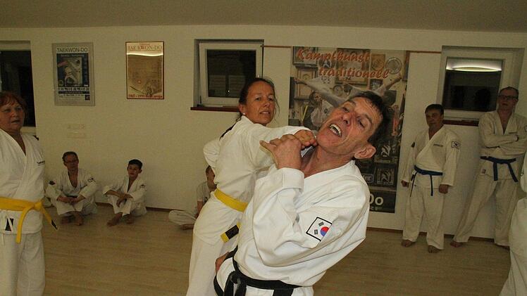 Jochen Krämer demonstriert, dass "Frau" sich verteidigen kann.