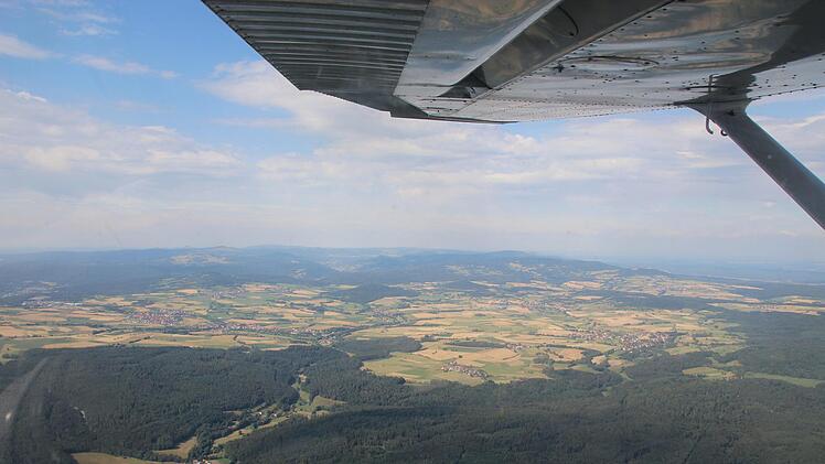 Ausblick auf dem Seitenfenster: Wälder und Felder sind potentiell durch die Trockenheit und gefährdet. Johannes Schlereth