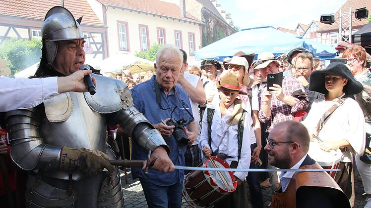 Landrat Sebastian Straubel wird zum Ritter geschlagen. Foto: Michael Stelzner