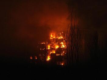 Ein Wohngebäude in Mariupol, das von einer Granate getroffen wurde, steht in Flammen.