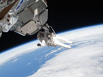 Irrer Betrug: Kosmonaut steckt auf ISS fest - Frau überweist über 30.000 Euro für Rückkehr auf die Erde