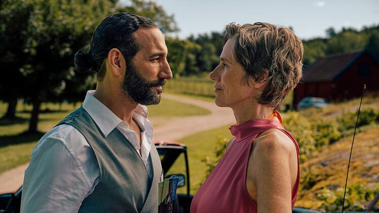 Frederika (Julia Bremermann) lernt den charmanten Tanzlehrer Kian (Massimo Sinato) kennen.