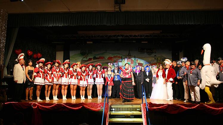 Großes Finale auf der Bühne der Hirschaider Jahnhalle nach sechs Stunden Frohsinn. Standing ovations vom Publikum für eine sensationelle Leistung